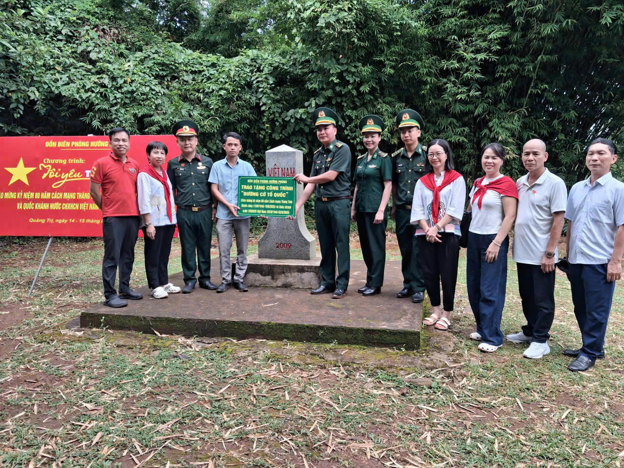 Trao tặng tuyến “Đường cờ Tổ quốc” kết hợp “Ánh sáng vùng biên” góp phần làm đẹp cảnh quan và bảo đảm an ninh khu vực biên giới.