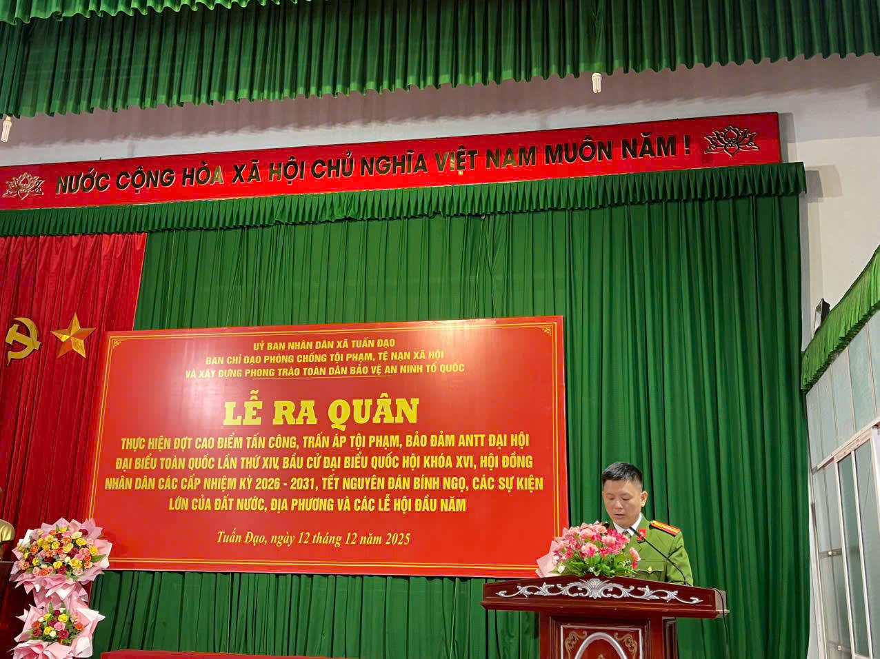 Thiếu tá Lê văn Tuyên - Trưởng Công an xã Tuấn Đạo, Phó Trưởng BCĐ 138 triển khai mệnh lệnh đợt ra quân.