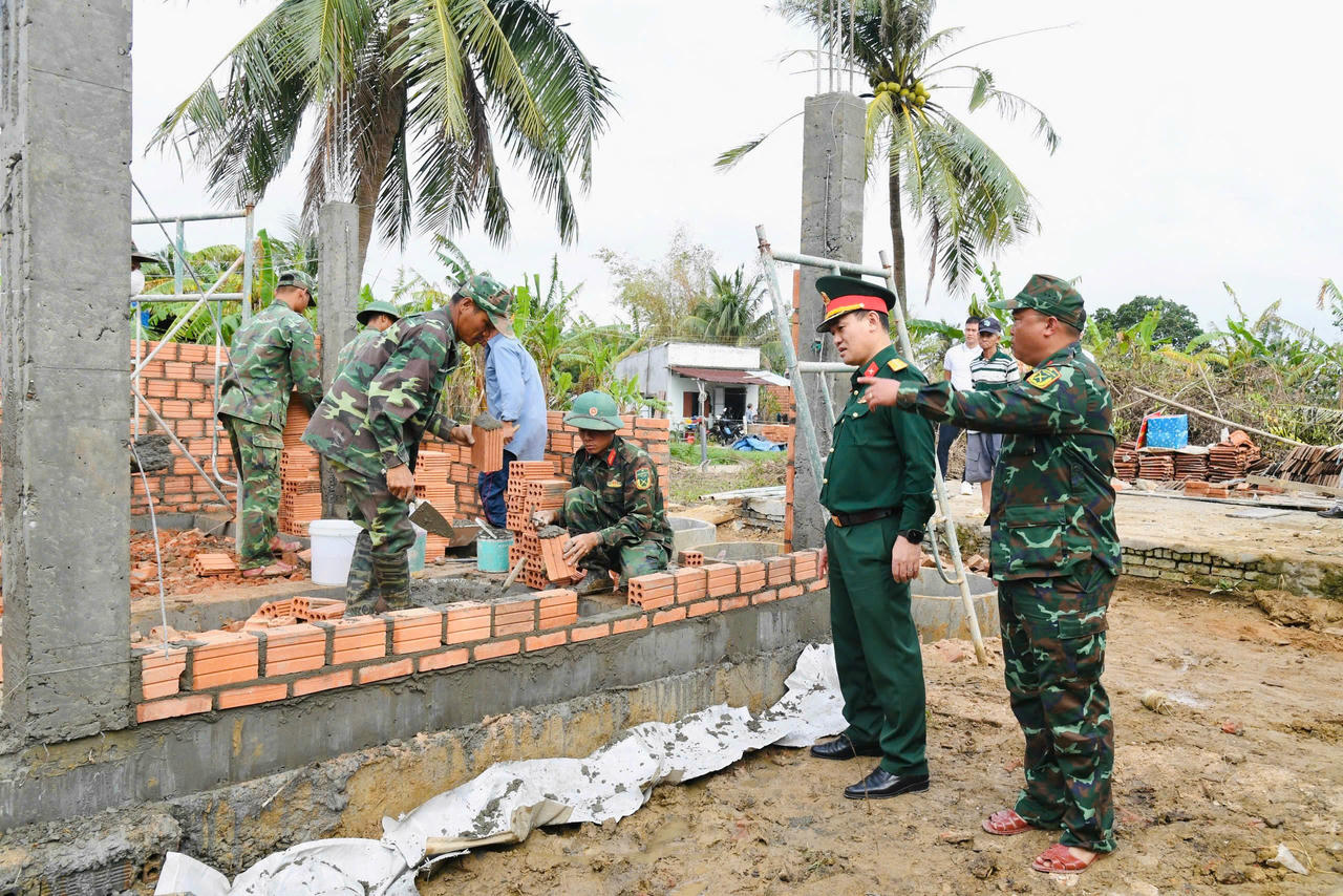 Đại tá Võ Tấn Tài thăm hỏi, giao nhiệm vụ cho bộ đội tham gia xây nhà.
