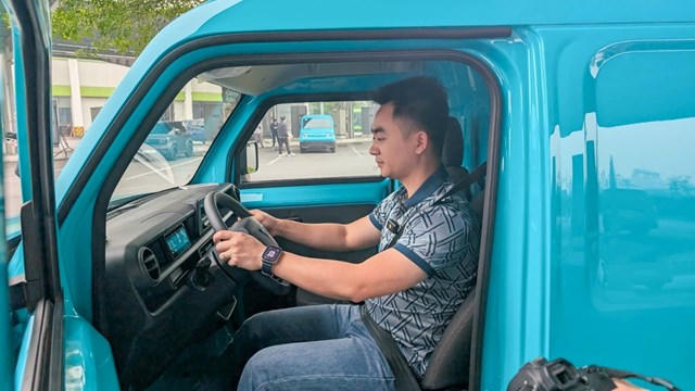 Chuyên gia Đình Nam cho biết VinFast EC Van sở hữu một số trang bị tiện nghi hỗ trợ người lái hiếm thấy ở các mẫu xe chở hàng.