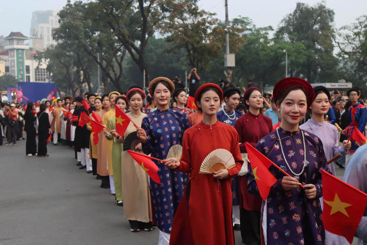 &nbsp;Lễ diễu hành Việt phục chủ đề “Bách hoa hỷ sự” với sự tham gia của 800 người. (Nguồn: BTC)