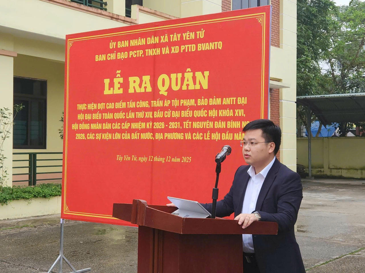 Ông Nguyễn Xuân Thắng, Chủ tịch UBND xã Tây Yên Tử, phát biểu tại lễ ra quân.