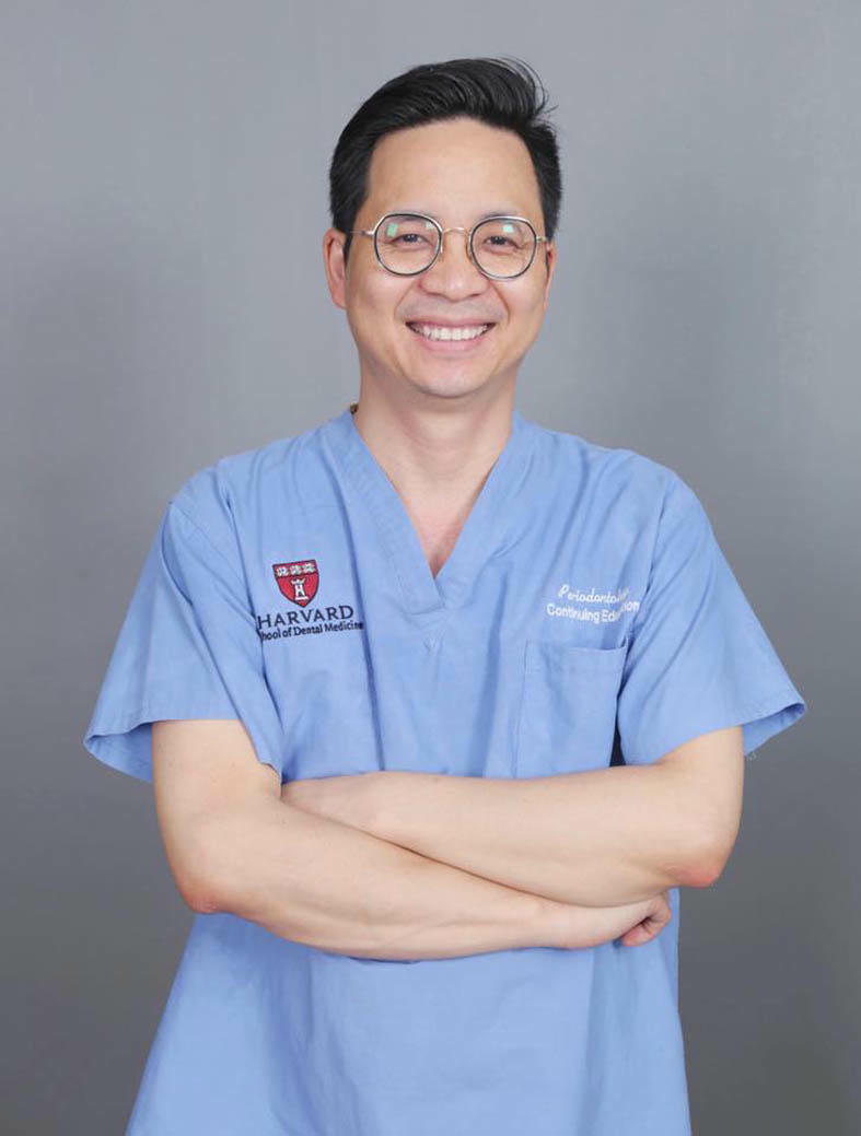 Bác sĩ Nguyễn Văn Hòa mong muốn trao nụ cười, nhận lại nụ cười của các bệnh nhân. (Ảnh: X.Tiến)