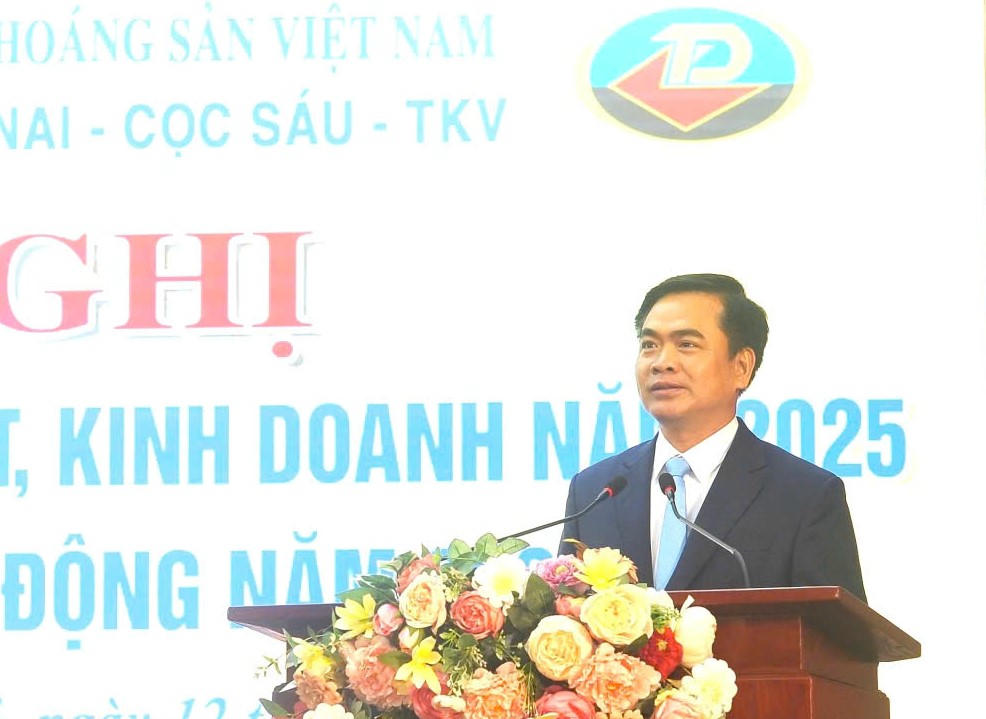 Ông Đặng Thanh Bình - Giám đốc Công ty Cổ phần Than Đèo Nai - Cọc Sáu - TKV phát biểu tại hội nghị.