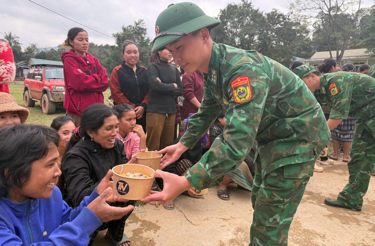 Đồn Biên phòng Hướng Lập cung cấp suất ăn cho bà con vùng biên giới xã Hướng Lập.