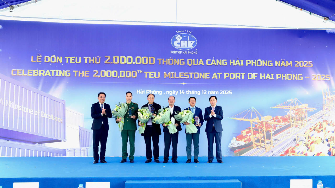 Lãnh đạo Cảng Hải Phòng trao tặng hoa và kỷ niệm chương cho đại diện các cơ quan quản lý nhà nước nhân dịp đón TEU thứ 2 triệu.