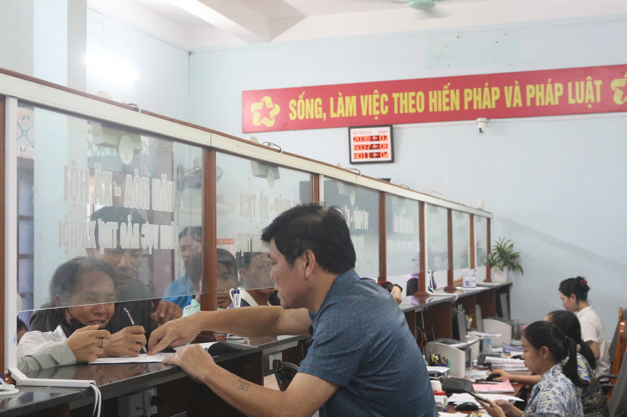 Cán bộ Trung tâm phục vụ hành chính công xã Hoàn Lão hướng dẫn người dân thực hiện thủ tục hành chính.