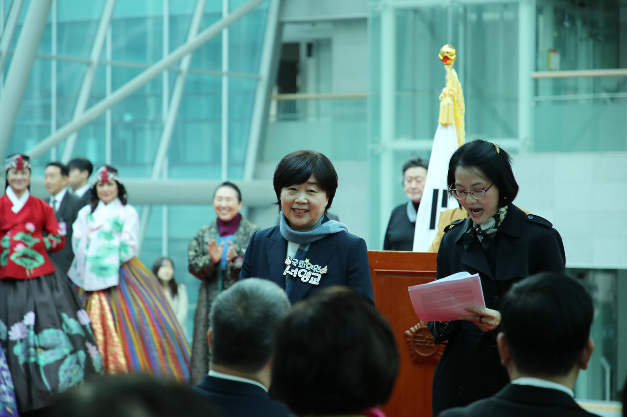 Nghị sĩ Seo Young -kyo, Đảng Dân chủ Hàn Quốc phát biểu