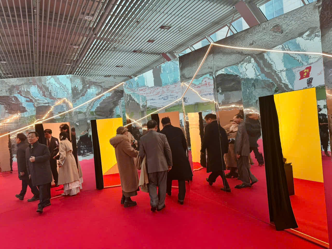 Hình ảnh Hồ Chí Minh qua nghệ thuật ánh sáng trong không gian nghị viện Hàn Quốc