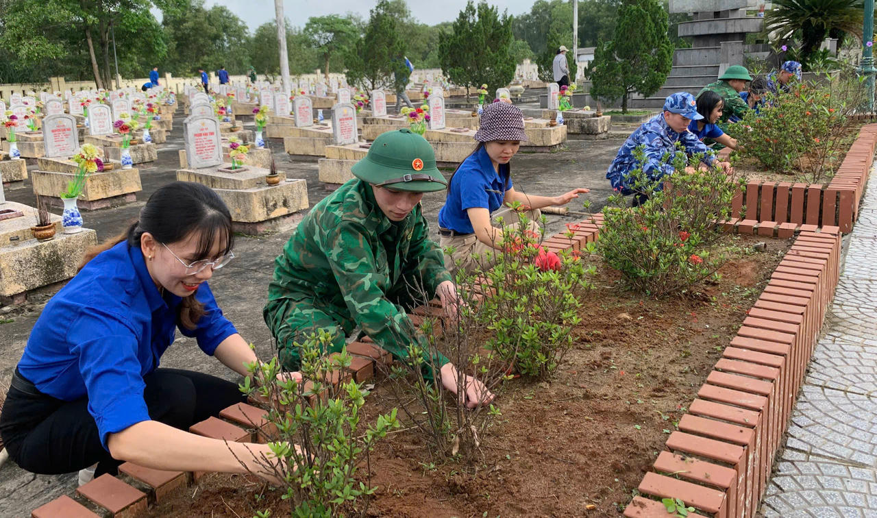 Đoàn viên, thanh niên Đồn Biên phòng Triệu Vân tổ chức ra quân vệ sinh Nghĩa trang liệt sỹ tại xã Nam Cửa Việt.