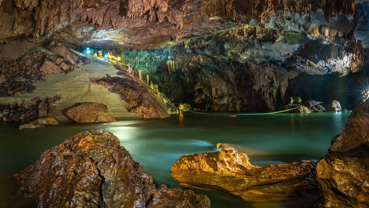 Động Phong Nha - điểm tham quan tiêu biểu gắn với thương hiệu “vương quốc hang động”.
