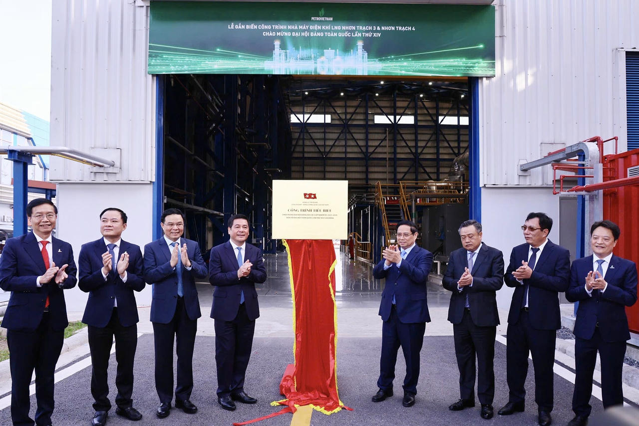 Thủ tướng Chính phủ Phạm Minh Chính và các đại biểu thực hiện gắn biển công trình tiêu biểu chào mừng Đại hội Đảng toàn quốc lần thứ XIV. Ảnh