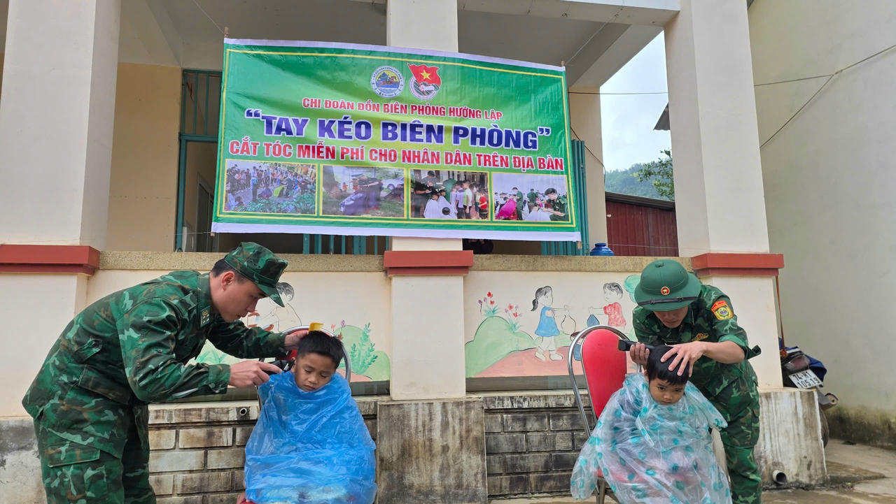 Đồn Biên phòng Hướng Lập cắt tóc cho người dân vùng biên giới xã Hướng Lập.