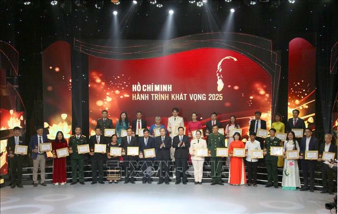 Giao lưu 32 điển hình tiêu biểu học tập và làm theo Bác khu vực miền Trung - Tây Nguyên