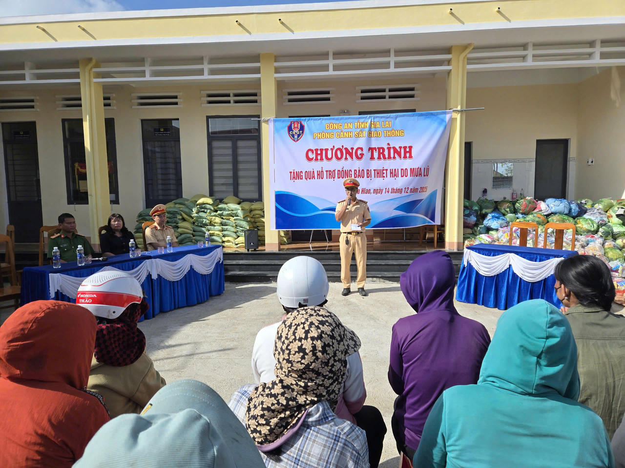 Phòng Cảnh sát giao thông (PC08) kết hợp tuyên truyền pháp luật về an toàn giao thông đến người dân.