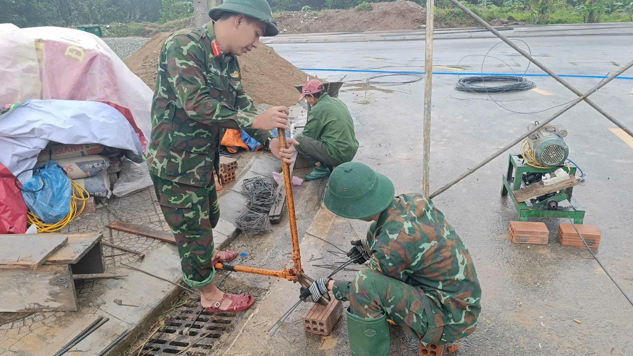 Những người lính vốn quen với thao trường nay trở thành “thợ xây đặc biệt".