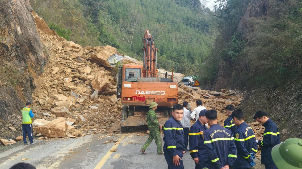 Khối lượng lớn đất đá từ sườn núi bất ngờ tràn xuống Quốc lộ 6, gây chia cắt giao thông qua khu vực đèo. Ảnh: Công an tỉnh Phú Thọ&nbsp;