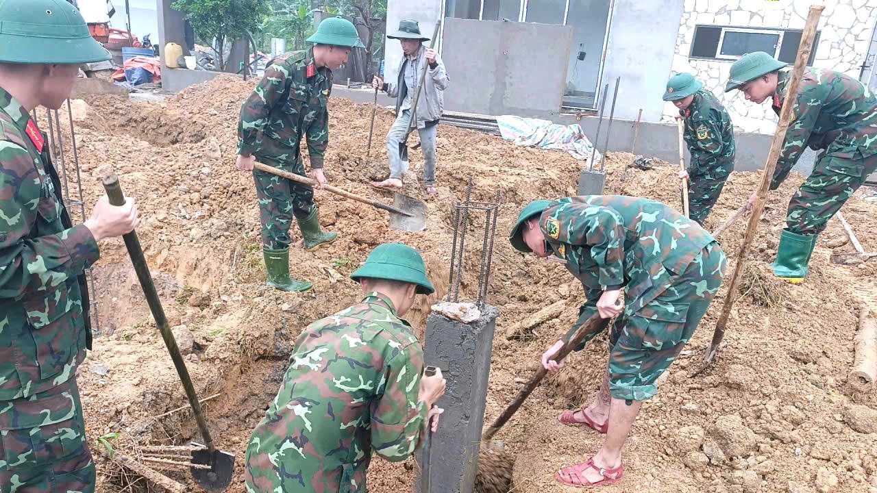 Các chiến sỹ Bộ Chỉ huy Quân sự TP Huế hỗ trợ giúp người dân xã Khe Tre xây dựng nhà mới.