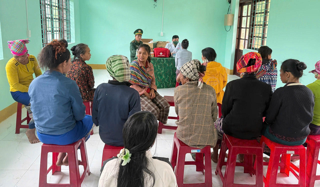 Đồn Biên phòng Cà Ròng tổ chức khám chữa bệnh, cấp phát thuốc miễn phí cho bà con vùng biên giới xã Thượng Trạch.