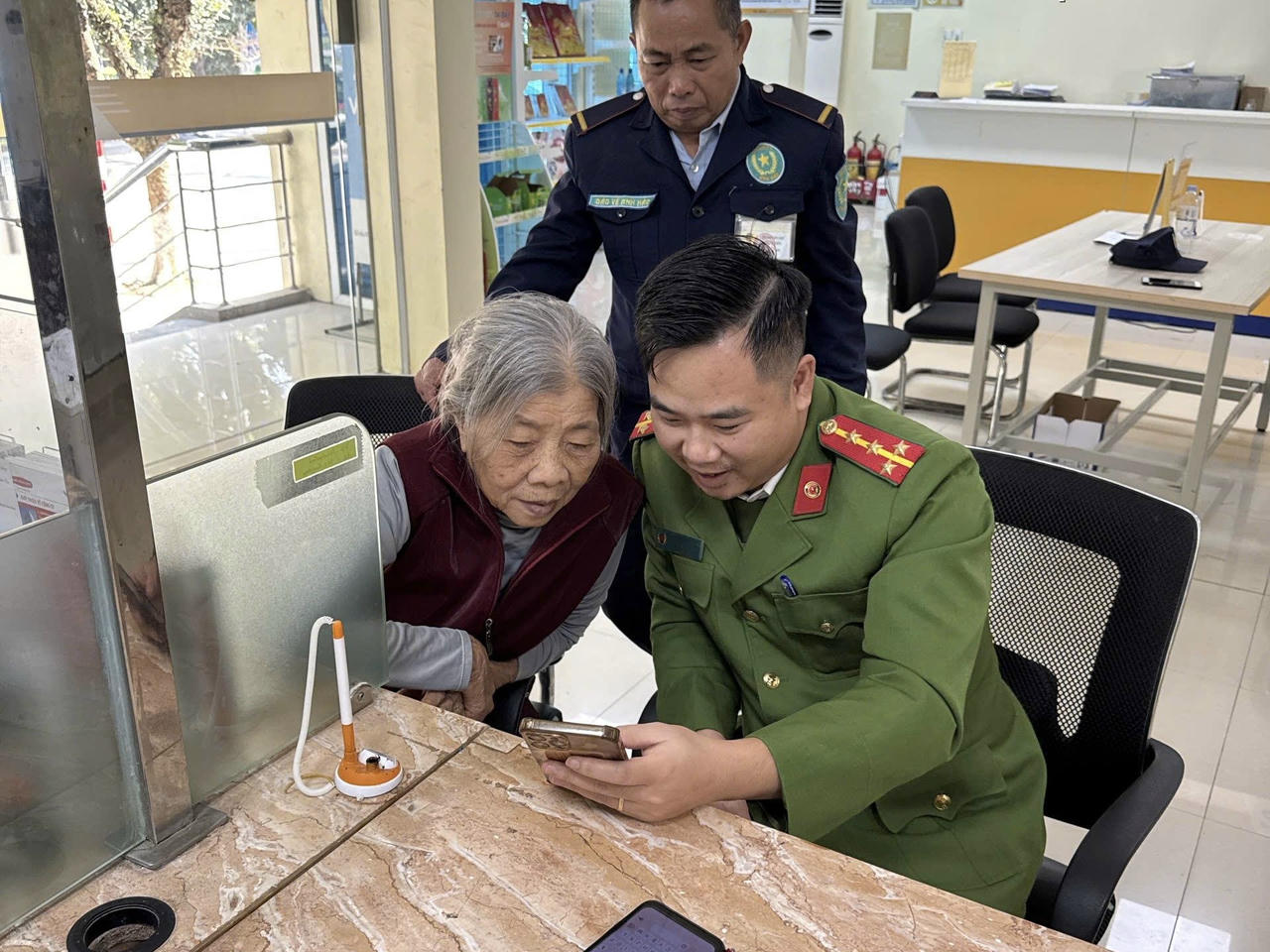 Công an xã Bát Xát kịp thời ngăn chặn vụ việc có dấu hiệu lừa đảo trên không gian mạng 