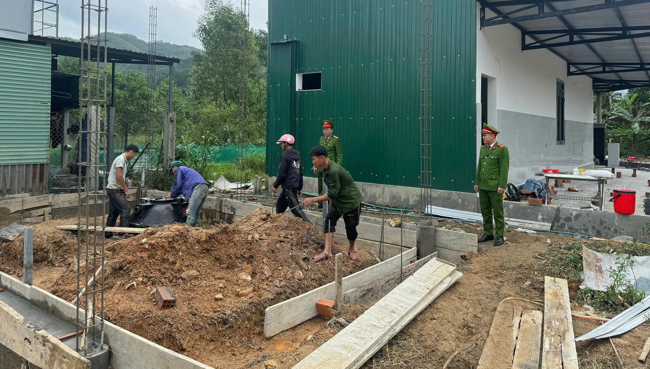 Tinh thần “lá lành đùm lá rách” thể hiện rõ trong "Chiến dịch Quang Trung" tại TP Huế khi quân đội, công an, các tổ chức chính trị - xã hội đồng loạt ra quân hỗ trợ nhân dân xây dựng nhà.