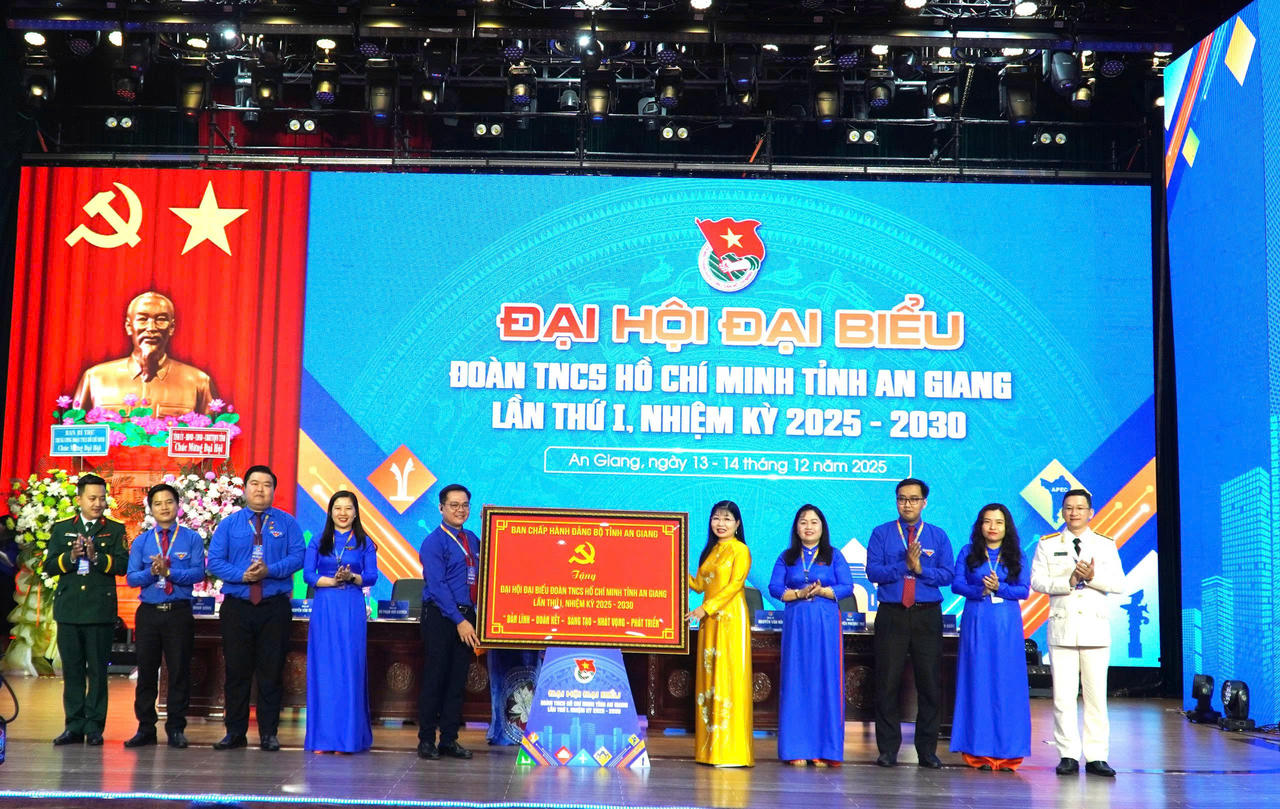 Lãnh đạo tỉnh An Giang tặng bức trướng cho Đại hội đại biểu Đoàn Thanh niên Cộng sản Hồ Chí Minh tỉnh An Giang khóa I, nhiệm kỳ 2025-2030.