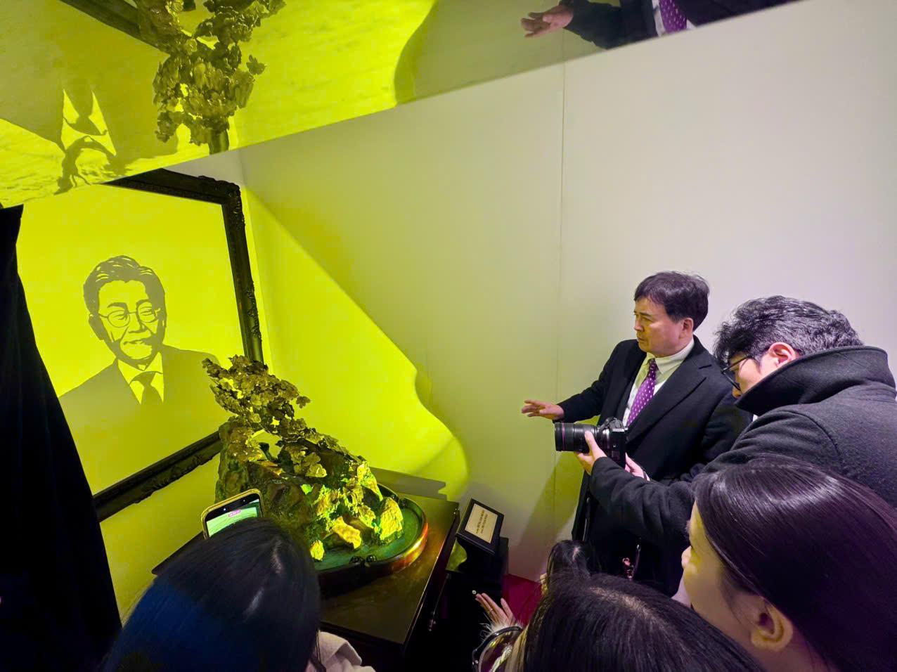 Hàng trăm lượt khách tham quan các tác phẩm điêu khắc bằng ánh sáng chân dung Hồ Chí Minh và tổng thống Hàn Quốc