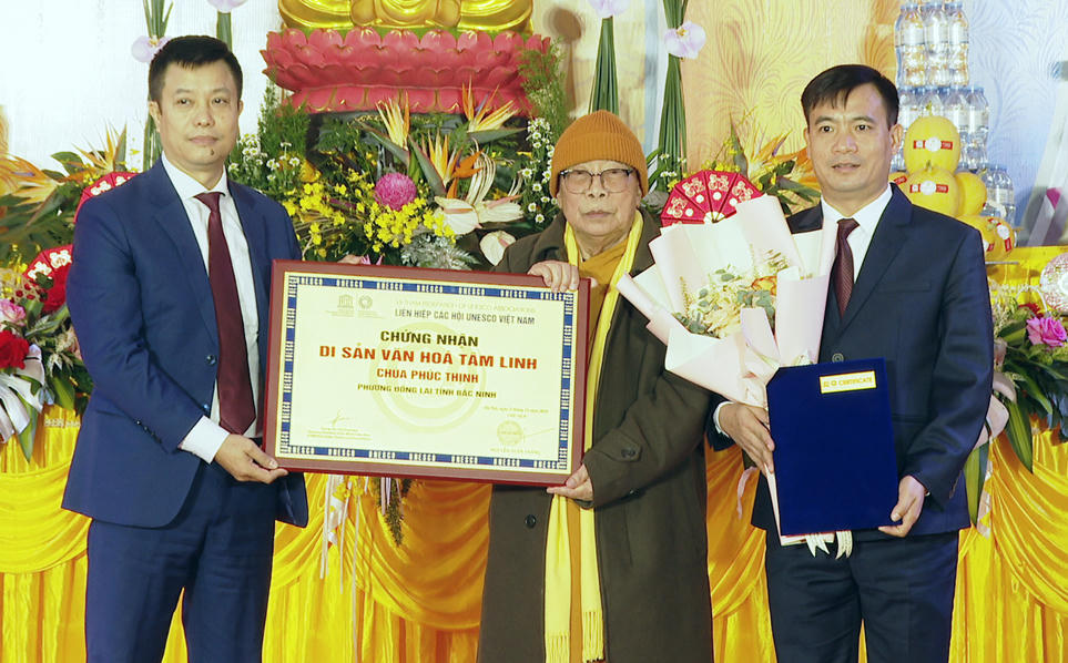 Lãnh đạo Liên hiệp các hội UNESCO Việt Nam trao Bằng chứng nhận Di sản văn hóa tâm linh chùa Phúc Thịnh. (Ảnh: Báo Bắc Ninh)