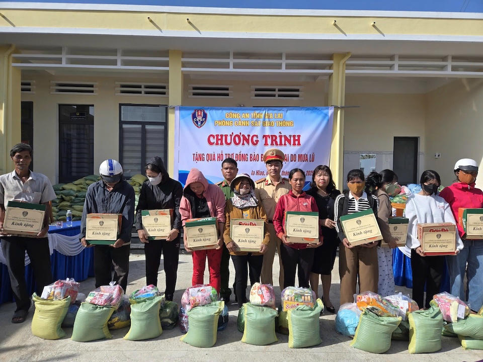 Gia Lai: Trao quà cho người dân vùng lũ, kết hợp tuyên truyền pháp luật về an toàn giao thông