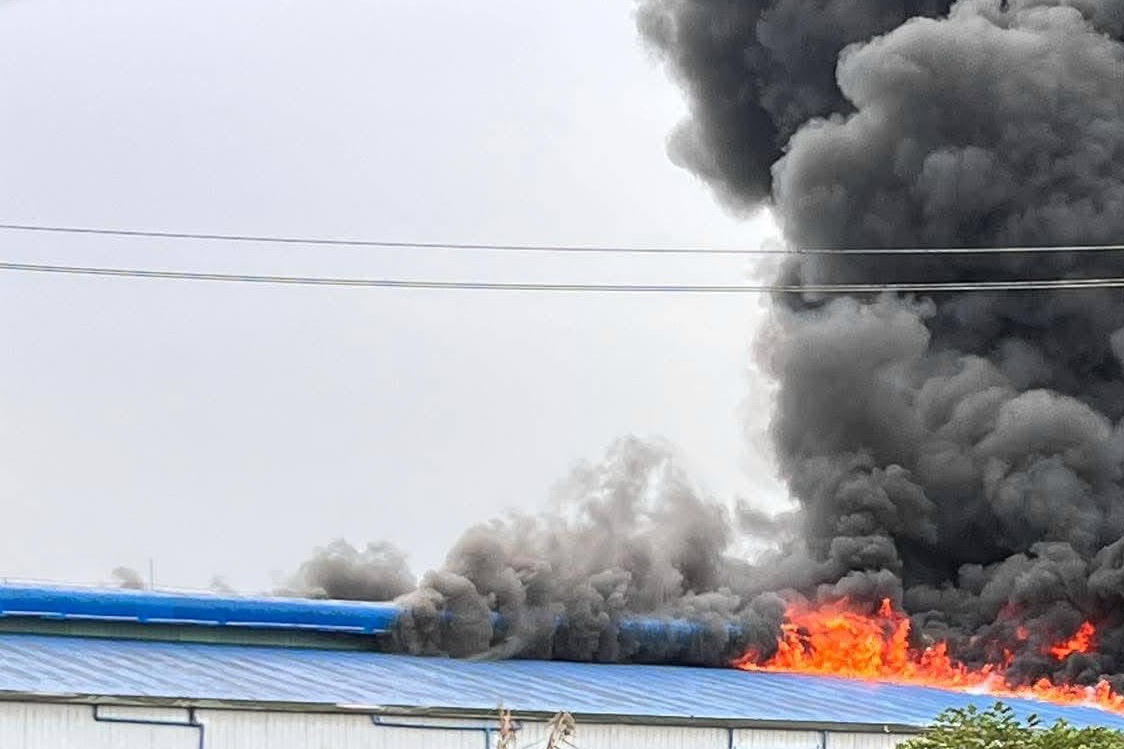 Toàn bộ khu vực nhà xưởng bị lửa cháy lan trong thời gian ngắn