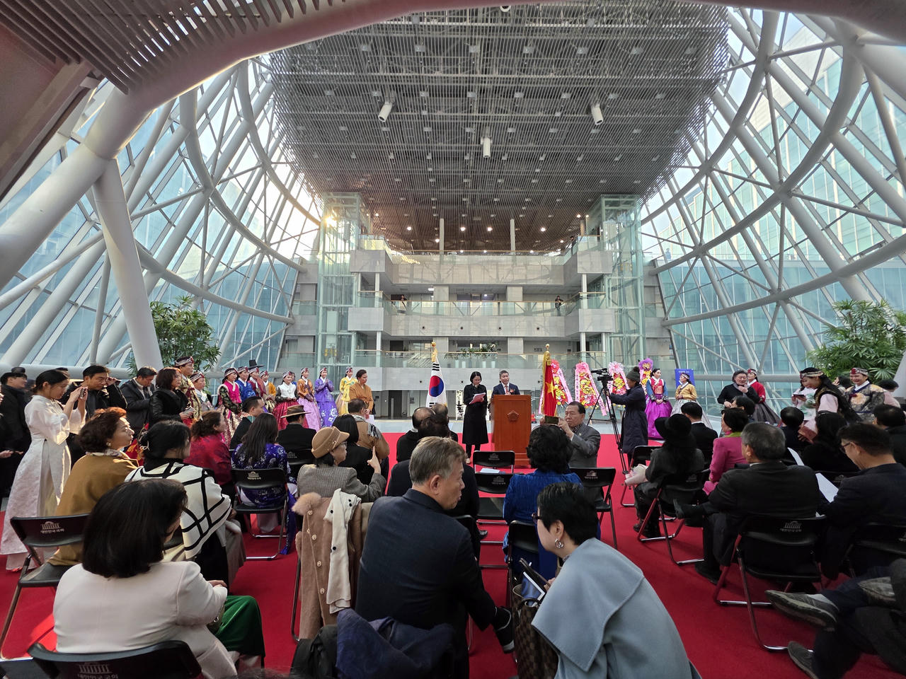 Hình ảnh Hồ Chí Minh qua nghệ thuật ánh sáng trong không gian nghị viện Hàn Quốc