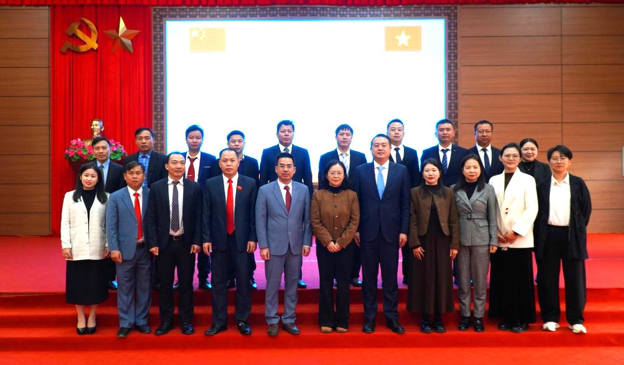 Cấc đại biểu chụp ảnh lưu niệm.