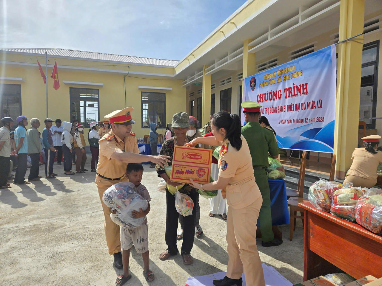 Mỗi suất quà trị giá 400.000 đồng, gồm các nhu yếu phẩm thiết yếu như quần áo, mì tôm, gạo và một số đồ dùng sinh hoạt hằng ngày.