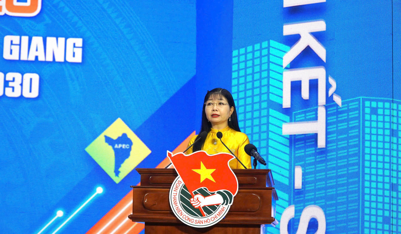 Bà Trần Thị Thanh Hương - Phó Bí thư Tỉnh ủy, Trưởng Đoàn đại biểu Quốc hội tỉnh, Chủ tịch Ủy ban MTTQ Việt Nam tỉnh An Giang phát biểu tại Đại hội.