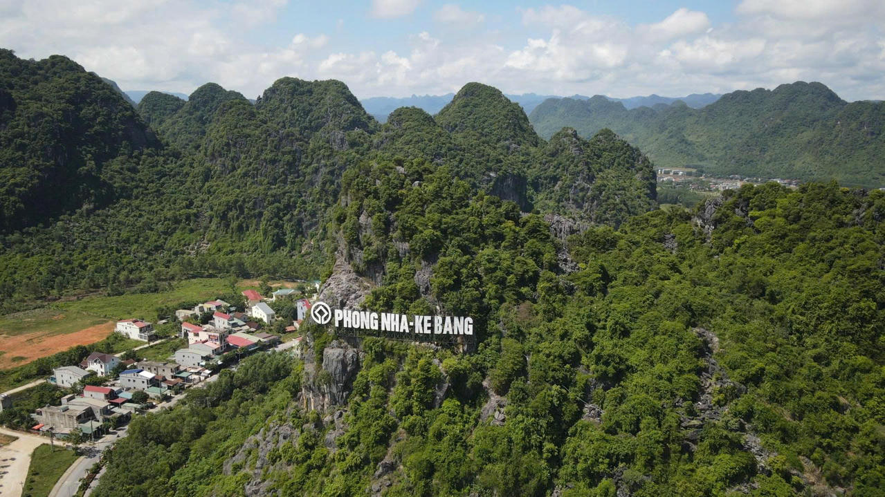 Quần thể Vườn quốc gia Phong Nha - Kẻ Bàng, Di sản thiên nhiên thế giới với hệ thống núi đá vôi và rừng nguyên sinh độc đáo.