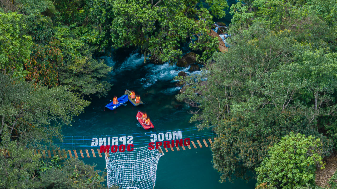 Suối Nước Moọc, điểm đến xanh mát giữa rừng, biểu tượng du lịch sinh thái bền vững của khu vực.