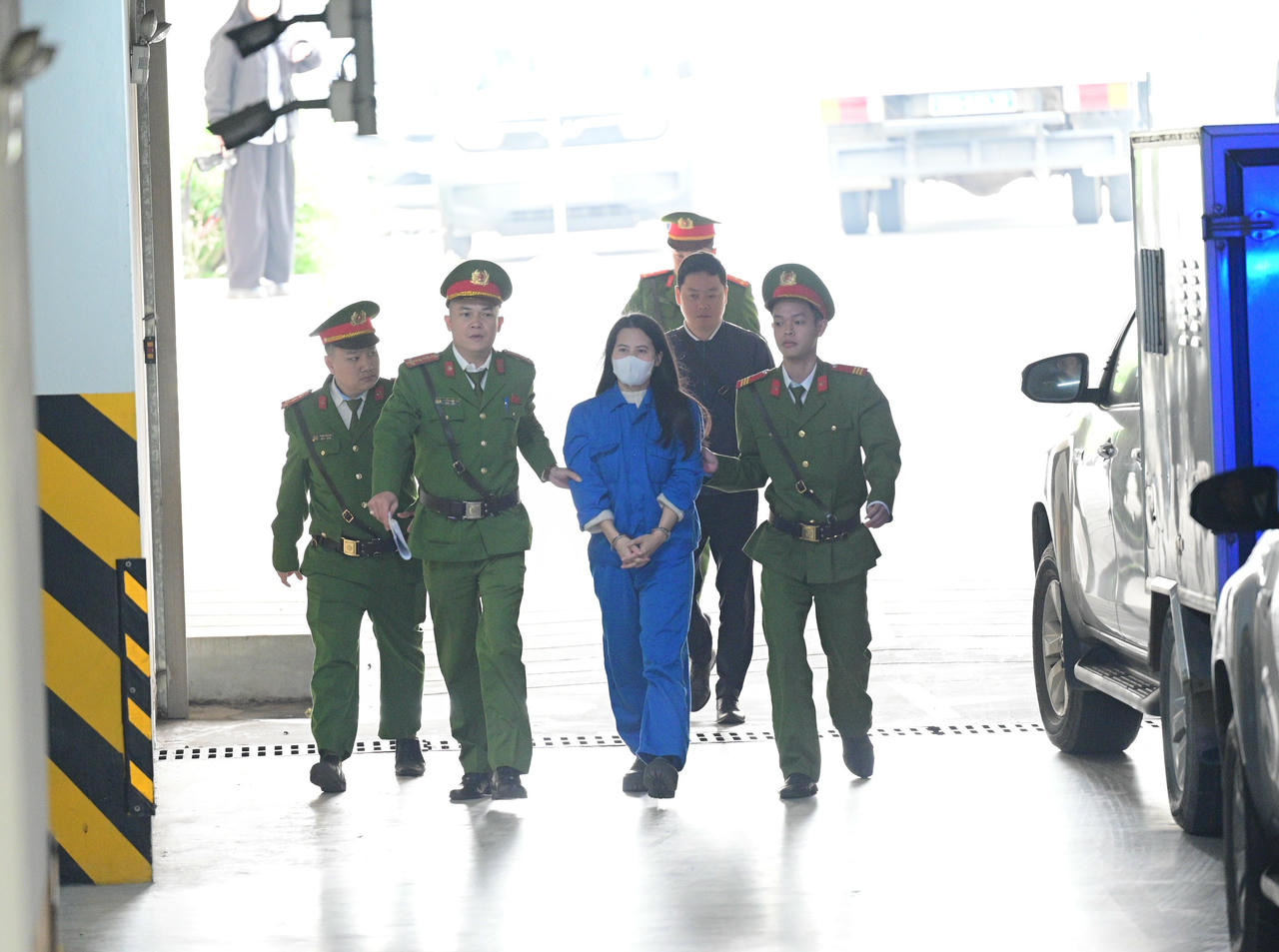 Dẫn giải bị cáo vào phòng xét xử.