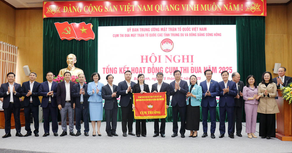 Cụm thi đua trao cờ cho Ủy ban MTTQ tỉnh Ninh Bình là Cụm trưởng Cụm thi đua các tỉnh Trung du và Đồng bằng sông Hồng năm 2026. 