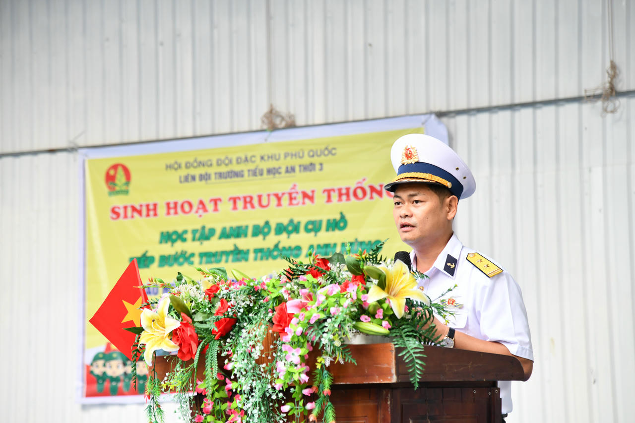 Báo cáo viên của Lữ đoàn 127 truyền đạt nội dung