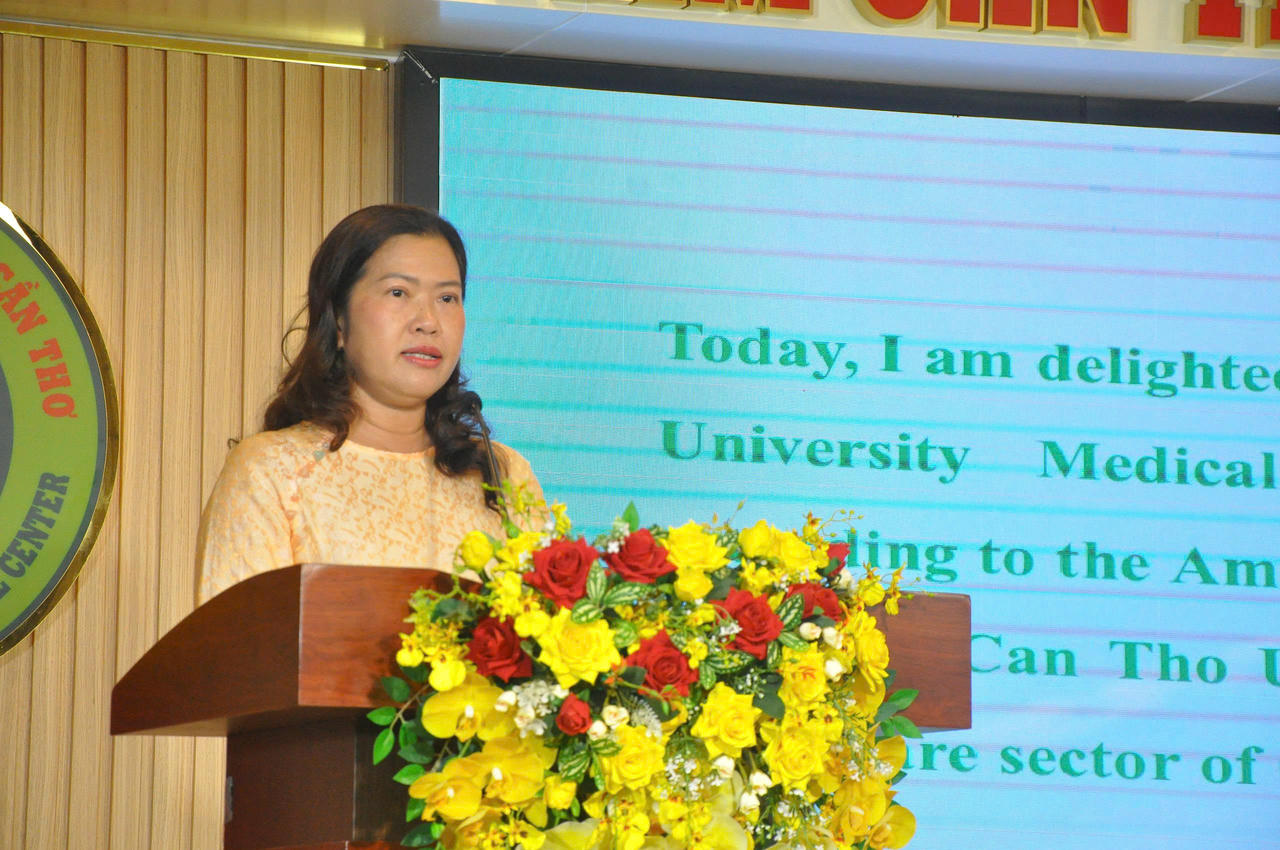 Bà Nguyễn Thị Ngọc Điệp – Phó Chủ tịch UBND TP Cần Thơ đánh giá cao sự nỗ lực của Bệnh viện Đại học Nam Cần Thơ