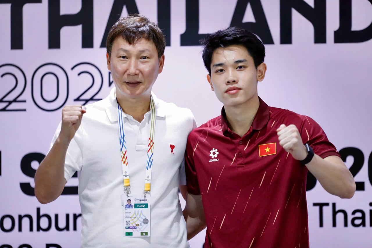 HLV Kim Sang Sik và Đình Bắc (Ảnh VFF)