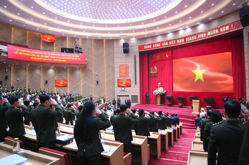 Các đại biểu thực hiện nghi thức Chào cờ