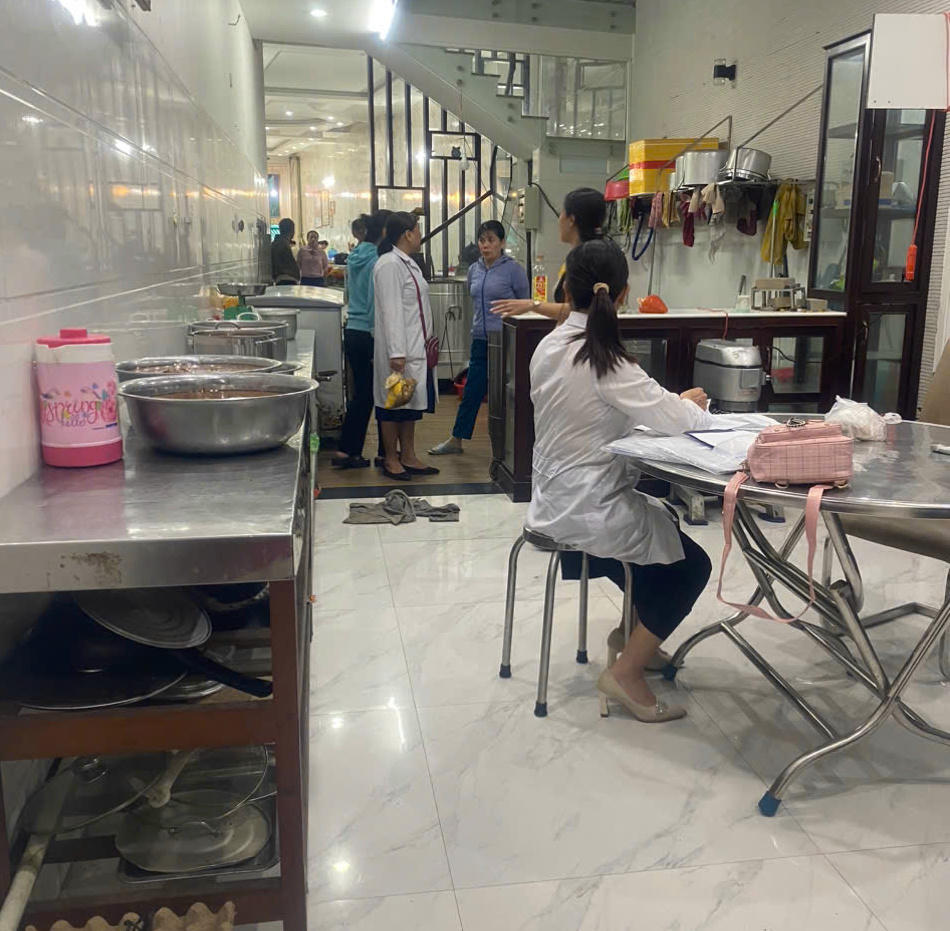 Sở Y tế tỉnh Quảng Ngãi kiểm tra cơ sở sản xuất do ông Nguyễn Hồng làm chủ tại địa chỉ 280 Nguyễn Nghiêm, phường Cẩm Thành) và các điểm bán bánh mì trên địa bàn phường Cẩm Thành, phường Nghĩa Lộ, phát hiện nhiều vi phạm về vệ sinh an toàn thực phẩm.