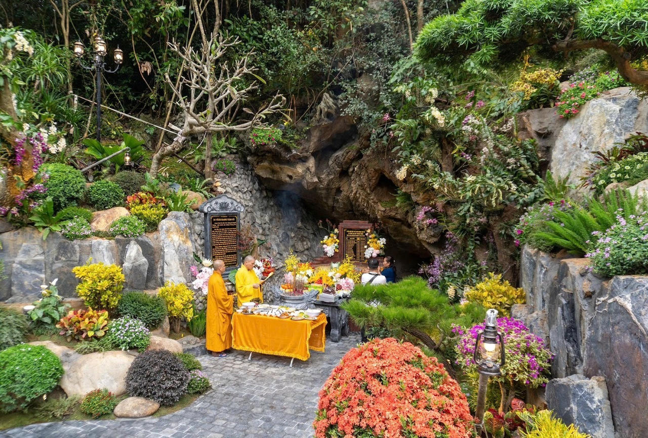 Lễ giỗ các anh hùng liệt sĩ hang Tám Cô diễn ra trong không gian linh thiêng đầy tưởng nhớ (nguồn: Phong Nha - Kẻ Bàng)