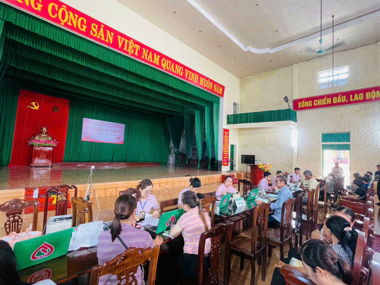 Hoạt động giao dịch tại các điểm giao dịch xã của Ngân hàng Chính sách xã hội tiếp tục được duy trì thông suốt sau sắp xếp đơn vị hành chính, bảo đảm phục vụ người dân an toàn, thuận tiện.