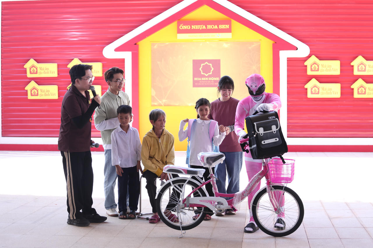 Khoảnh khắc cả quảng trường bật cười trước phần giao lưu duyên dáng của mạnh thường quân.