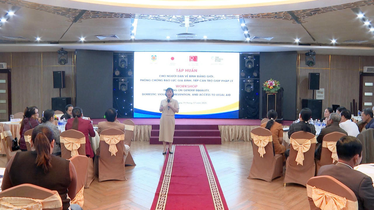 Quang cảnh hội nghị tập huấn cho người dân về bình đẳng giới, phòng chống bạo lực gia đình và tiếp cận trợ giúp pháp lý.