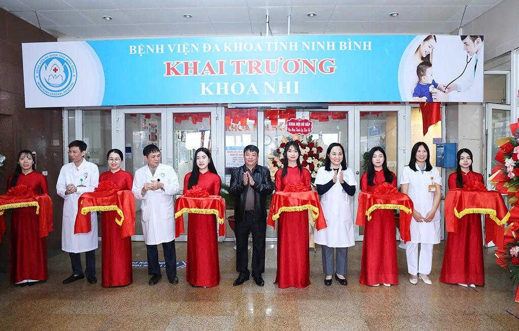 Các đại biểu cắt băng khai trương Khoa Nhi (Ảnh: Phan Hiếu)