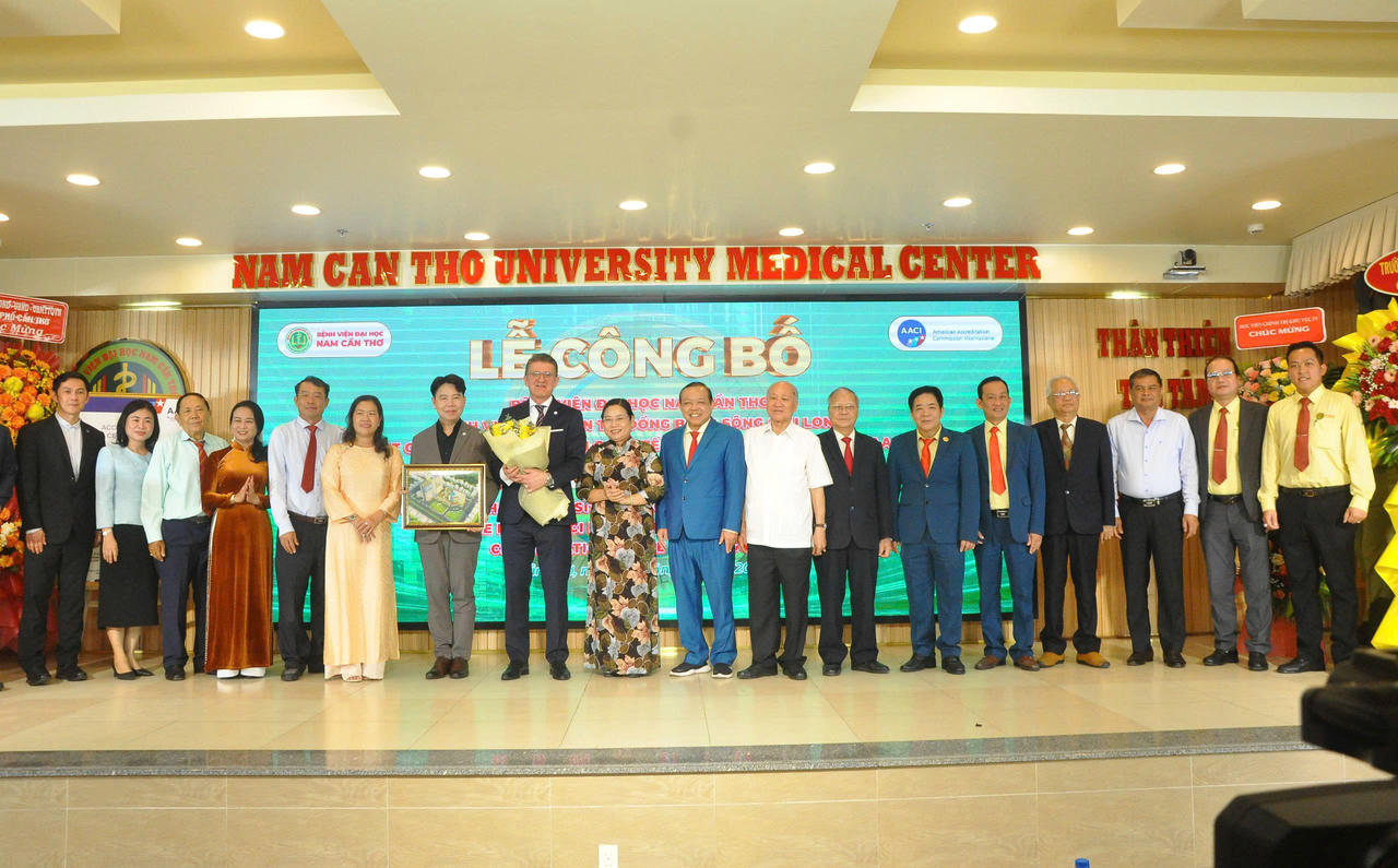 Lãnh đạo TP Cần Thơ chúc mừng và chụp hình lưu niệm với lãnh đạo Bệnh viện Đại học Nam Cần Thơ