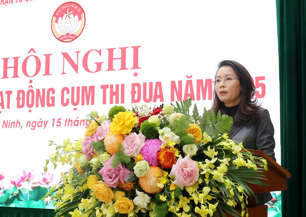 Bà Nguyễn Thị Hương, Phó Bí thư Thường trực Tỉnh ủy Bắc Ninh phát biểu tại hội nghị.